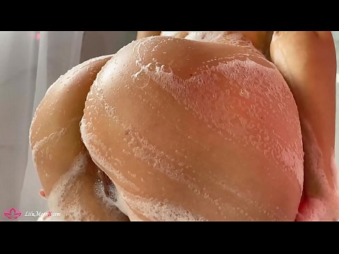 ❤️ 布鲁内特在淋浴时用振动器自慰阴部达到强烈的高潮 Sex video❤